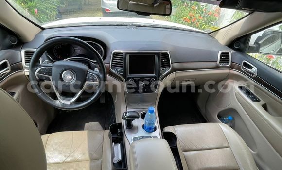 Sayi Na hannu Jeep Grand Cherokee White Mota in Douala a Ƙasar Kamaru Sayi Na hannu Jeep Grand Cherokee White Mota in Douala a Ƙasar Kamaru