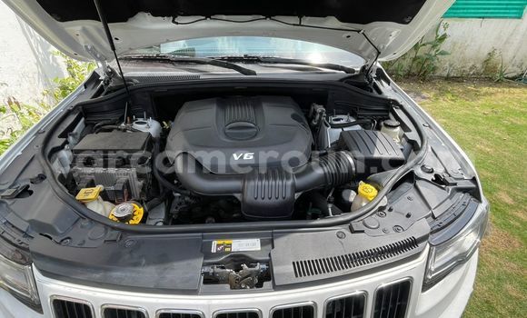 Sayi Na hannu Jeep Grand Cherokee White Mota in Douala a Ƙasar Kamaru Sayi Na hannu Jeep Grand Cherokee White Mota in Douala a Ƙasar Kamaru