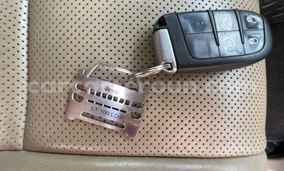 Sayi Na hannu Jeep Grand Cherokee White Mota in Douala a Ƙasar Kamaru Sayi Na hannu Jeep Grand Cherokee White Mota in Douala a Ƙasar Kamaru