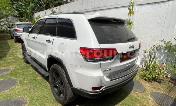Sayi Na hannu Jeep Grand Cherokee White Mota in Douala a Ƙasar Kamaru Sayi Na hannu Jeep Grand Cherokee White Mota in Douala a Ƙasar Kamaru