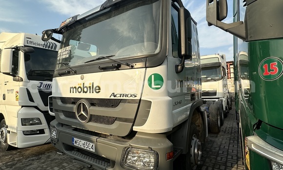 Buy Used Mercedes‒Benz Truck White Truck in Abong–Mbang in East Cameroon