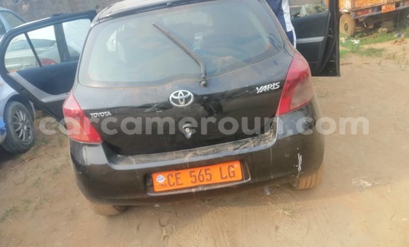 Sayi Na hannu Toyota Yaris Black Mota in Douala a Ƙasar Kamaru
