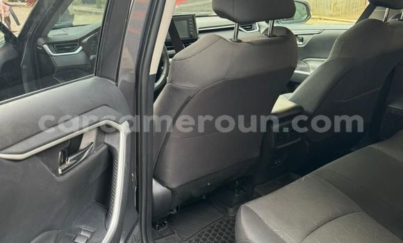 Sayi Imported Toyota RAV4 Azurfa Mota in Douala a Ƙasar Kamaru Sayi Imported Toyota RAV4 Azurfa Mota in Douala a Ƙasar Kamaru
