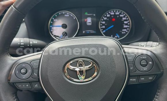 Sayi Imported Toyota RAV4 Azurfa Mota in Douala a Ƙasar Kamaru Sayi Imported Toyota RAV4 Azurfa Mota in Douala a Ƙasar Kamaru
