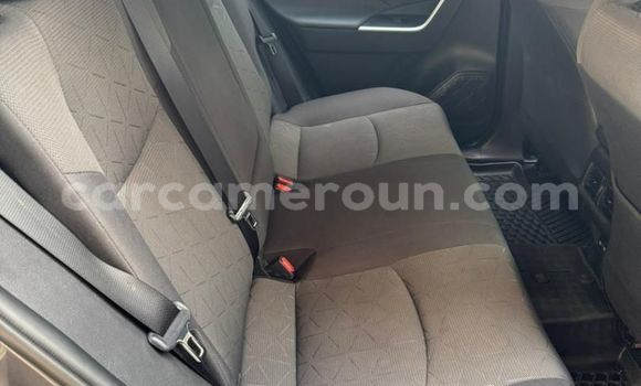 Sayi Imported Toyota RAV4 Azurfa Mota in Douala a Ƙasar Kamaru Sayi Imported Toyota RAV4 Azurfa Mota in Douala a Ƙasar Kamaru