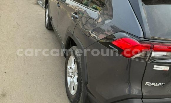 Sayi Imported Toyota RAV4 Azurfa Mota in Douala a Ƙasar Kamaru Sayi Imported Toyota RAV4 Azurfa Mota in Douala a Ƙasar Kamaru