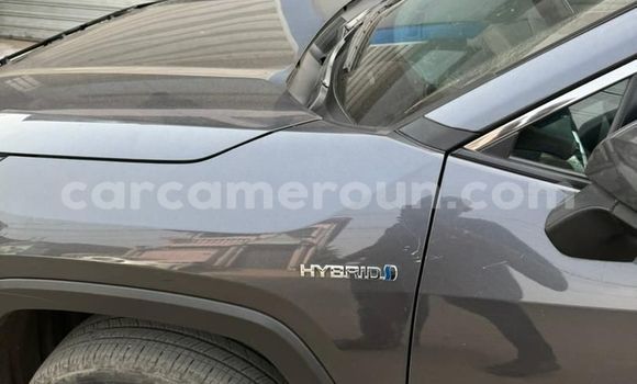 Sayi Imported Toyota RAV4 Azurfa Mota in Douala a Ƙasar Kamaru Sayi Imported Toyota RAV4 Azurfa Mota in Douala a Ƙasar Kamaru