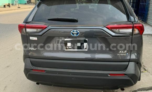 Sayi Imported Toyota RAV4 Azurfa Mota in Douala a Ƙasar Kamaru Sayi Imported Toyota RAV4 Azurfa Mota in Douala a Ƙasar Kamaru