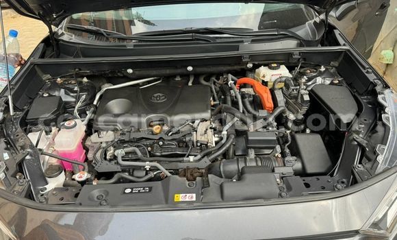 Sayi Imported Toyota RAV4 Azurfa Mota in Douala a Ƙasar Kamaru Sayi Imported Toyota RAV4 Azurfa Mota in Douala a Ƙasar Kamaru