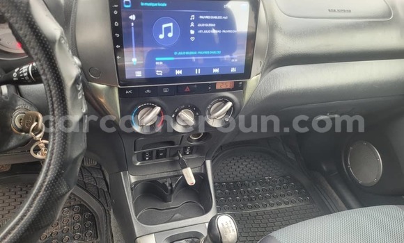 Sayi Na hannu Toyota RAV4 Blue Mota in Yaounde a Babban Kamaru Sayi Na hannu Toyota RAV4 Blue Mota in Yaounde a Babban Kamaru