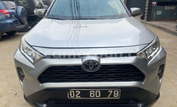 Sayi Imported Toyota RAV4 Azurfa Mota in Douala a Ƙasar Kamaru Sayi Imported Toyota RAV4 Azurfa Mota in Douala a Ƙasar Kamaru