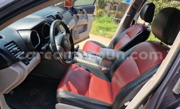 Sayi Na hannu Toyota Highlander Azurfa Mota in Yaounde a Babban Kamaru Sayi Na hannu Toyota Highlander Azurfa Mota in Yaounde a Babban Kamaru