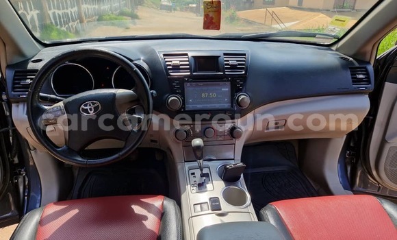 Sayi Na hannu Toyota Highlander Azurfa Mota in Yaounde a Babban Kamaru Sayi Na hannu Toyota Highlander Azurfa Mota in Yaounde a Babban Kamaru