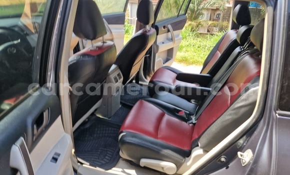 Sayi Na hannu Toyota Highlander Azurfa Mota in Yaounde a Babban Kamaru Sayi Na hannu Toyota Highlander Azurfa Mota in Yaounde a Babban Kamaru