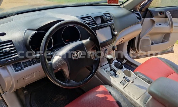 Sayi Na hannu Toyota Highlander Azurfa Mota in Yaounde a Babban Kamaru Sayi Na hannu Toyota Highlander Azurfa Mota in Yaounde a Babban Kamaru