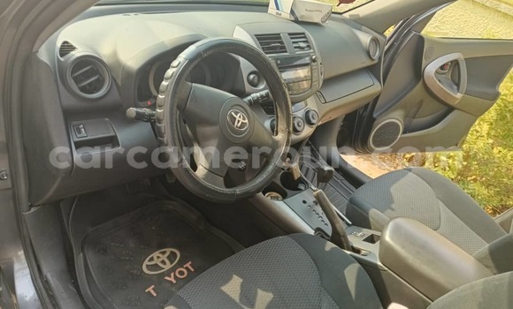 Sayi Na hannu Toyota RAV4 Azurfa Mota in Yaounde a Babban Kamaru Sayi Na hannu Toyota RAV4 Azurfa Mota in Yaounde a Babban Kamaru
