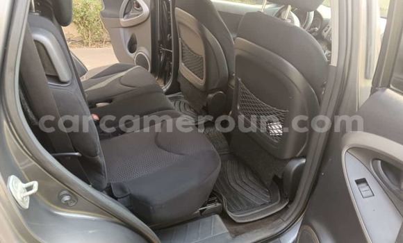 Sayi Na hannu Toyota RAV4 Azurfa Mota in Yaounde a Babban Kamaru Sayi Na hannu Toyota RAV4 Azurfa Mota in Yaounde a Babban Kamaru