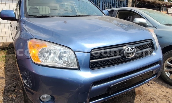 Sayi Imported Toyota RAV4 Blue Mota in Douala a Ƙasar Kamaru Sayi Imported Toyota RAV4 Blue Mota in Douala a Ƙasar Kamaru