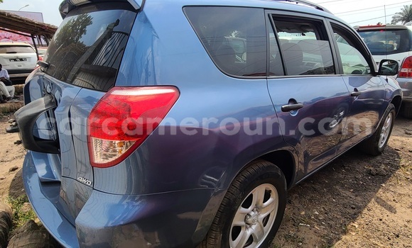 Sayi Imported Toyota RAV4 Blue Mota in Douala a Ƙasar Kamaru Sayi Imported Toyota RAV4 Blue Mota in Douala a Ƙasar Kamaru