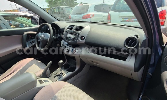 Sayi Imported Toyota RAV4 Blue Mota in Douala a Ƙasar Kamaru Sayi Imported Toyota RAV4 Blue Mota in Douala a Ƙasar Kamaru
