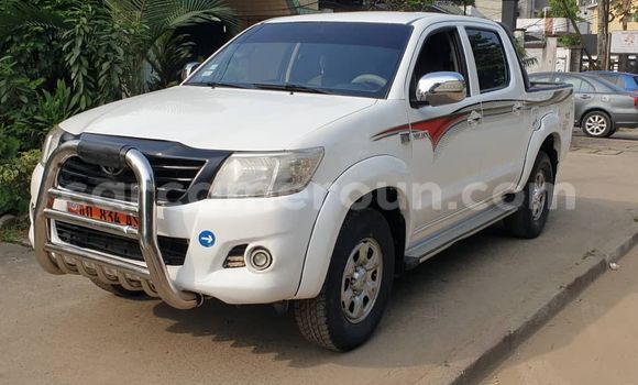Sayi Na hannu Toyota Hiluxe VIGO White Mota in Douala a Ƙasar Kamaru