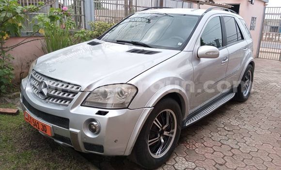 Sayi Na hannu Mercedes‒Benz ML–Class Azurfa Mota in Douala a Ƙasar Kamaru