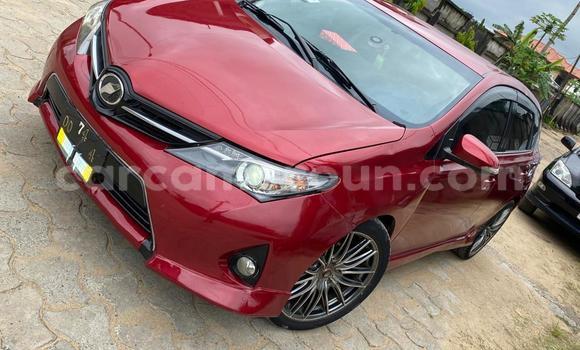 Sayi Na hannu Toyota Auris Red Mota in Douala a Ƙasar Kamaru