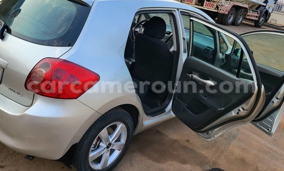 Sayi Na hannu Toyota Auris Azurfa Mota in Yaounde a Babban Kamaru Sayi Na hannu Toyota Auris Azurfa Mota in Yaounde a Babban Kamaru