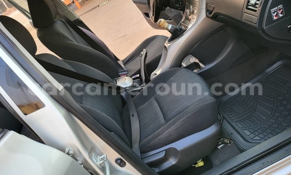 Sayi Na hannu Toyota Auris Azurfa Mota in Yaounde a Babban Kamaru Sayi Na hannu Toyota Auris Azurfa Mota in Yaounde a Babban Kamaru