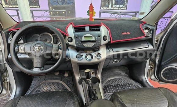 Sayi Na hannu Toyota RAV4 Azurfa Mota in Yaounde a Babban Kamaru Sayi Na hannu Toyota RAV4 Azurfa Mota in Yaounde a Babban Kamaru