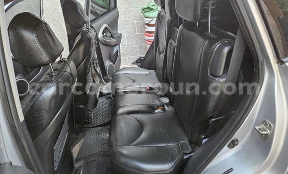 Sayi Na hannu Toyota RAV4 Azurfa Mota in Yaounde a Babban Kamaru Sayi Na hannu Toyota RAV4 Azurfa Mota in Yaounde a Babban Kamaru