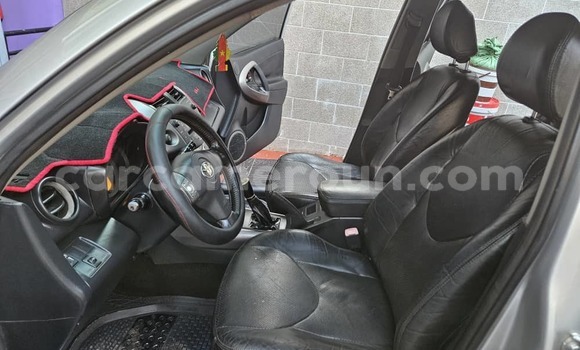 Sayi Na hannu Toyota RAV4 Azurfa Mota in Yaounde a Babban Kamaru Sayi Na hannu Toyota RAV4 Azurfa Mota in Yaounde a Babban Kamaru