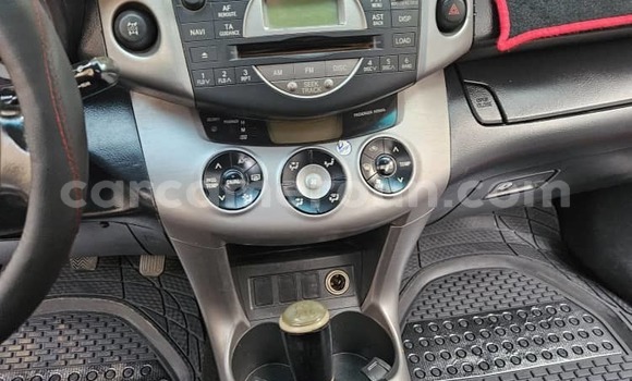 Sayi Na hannu Toyota RAV4 Azurfa Mota in Yaounde a Babban Kamaru Sayi Na hannu Toyota RAV4 Azurfa Mota in Yaounde a Babban Kamaru