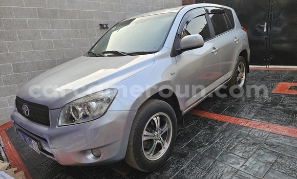 Sayi Na hannu Toyota RAV4 Azurfa Mota in Yaounde a Babban Kamaru Sayi Na hannu Toyota RAV4 Azurfa Mota in Yaounde a Babban Kamaru