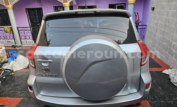 Sayi Na hannu Toyota RAV4 Azurfa Mota in Yaounde a Babban Kamaru Sayi Na hannu Toyota RAV4 Azurfa Mota in Yaounde a Babban Kamaru