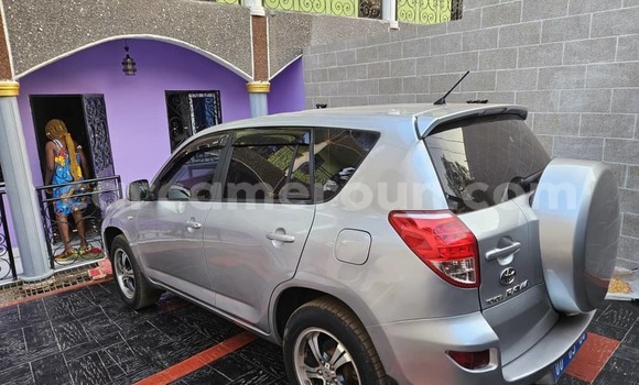 Sayi Na hannu Toyota RAV4 Azurfa Mota in Yaounde a Babban Kamaru Sayi Na hannu Toyota RAV4 Azurfa Mota in Yaounde a Babban Kamaru
