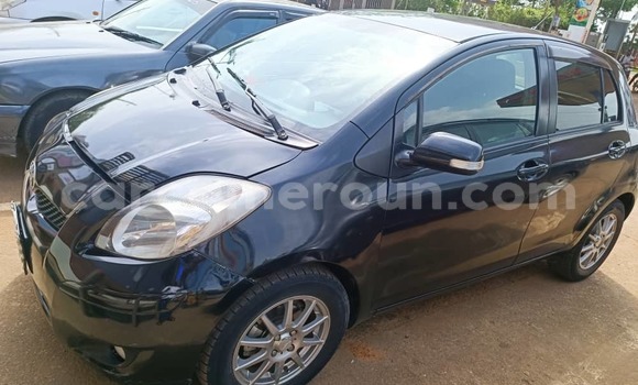 Sayi Na hannu Toyota Vitz Black Mota in Douala a Ƙasar Kamaru