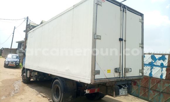 Sayi Imported Mercedes‒Benz 1824 Blue Babbar mota in Douala a Ƙasar Kamaru Sayi Imported Mercedes‒Benz 1824 Blue Babbar mota in Douala a Ƙasar Kamaru