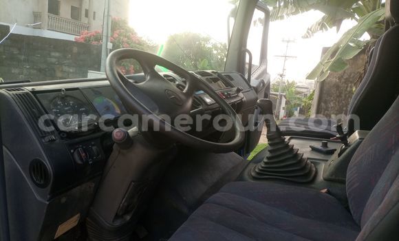 Sayi Imported Mercedes‒Benz 1824 Blue Babbar mota in Douala a Ƙasar Kamaru Sayi Imported Mercedes‒Benz 1824 Blue Babbar mota in Douala a Ƙasar Kamaru