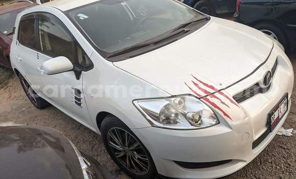 Sayi Na hannu Toyota Auris White Mota in Yaounde a Babban Kamaru