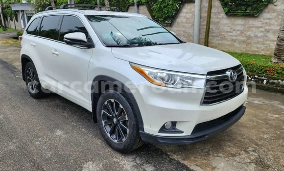 Buy Used Toyota Highlander White Car in Douala in Littoral Cameroon
