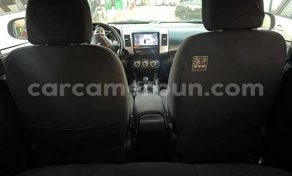 Sayi Na hannu Toyota 4Runner Red Mota in Douala a Ƙasar Kamaru Sayi Na hannu Toyota 4Runner Red Mota in Douala a Ƙasar Kamaru