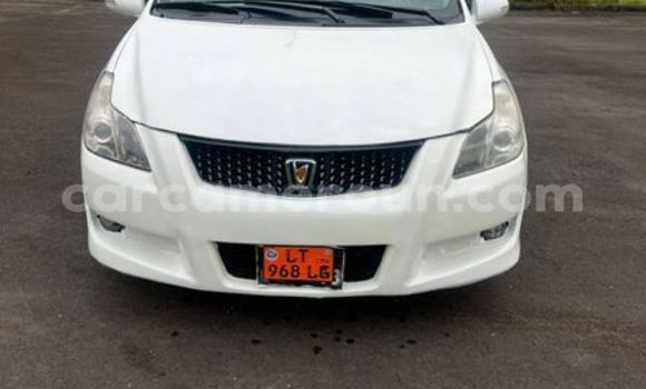 Sayi Na hannu Toyota Blade White Mota in Douala a Ƙasar Kamaru