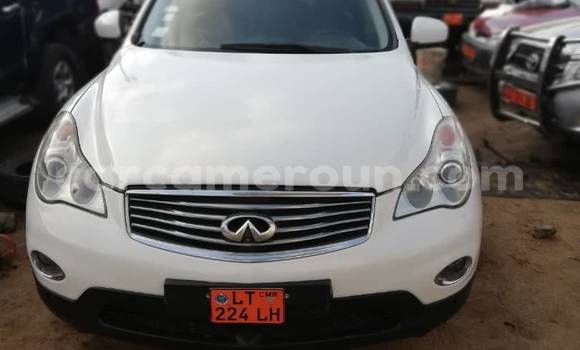 Sayi Na hannu Infinity Q45 White Mota in Douala a Ƙasar Kamaru