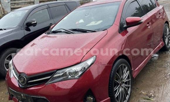 Sayi Na hannu Toyota Auris Red Mota in Douala a Ƙasar Kamaru