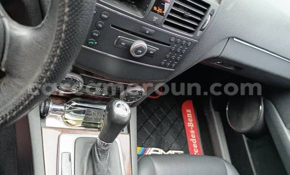 Sayi Na hannu Mercedes-Benz C-Classe White Mota in Douala a Ƙasar Kamaru Sayi Na hannu Mercedes-Benz C-Classe White Mota in Douala a Ƙasar Kamaru