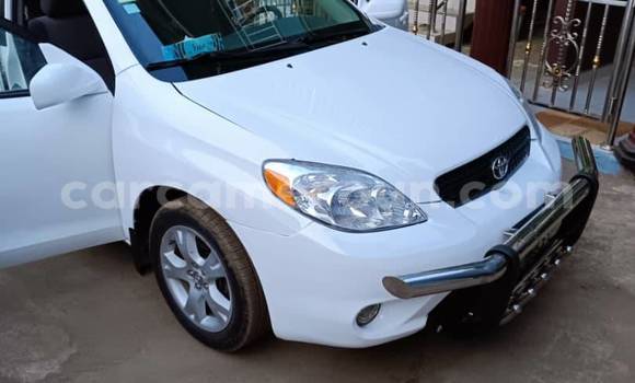 Sayi Na hannu Toyota Matrix White Mota in Douala a Ƙasar Kamaru