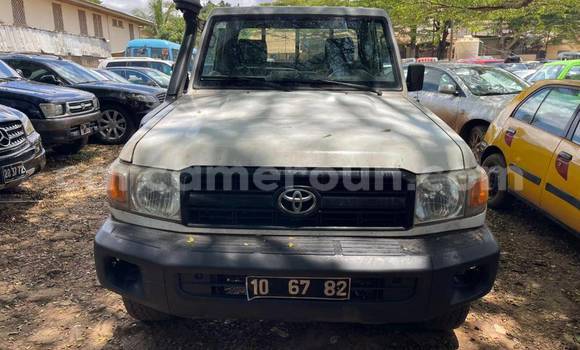 Sayi Na hannu Toyota Land Cruiser White Mota in Douala a Ƙasar Kamaru
