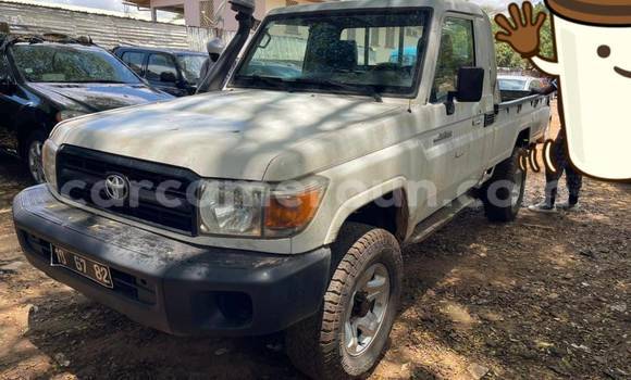 Sayi Na hannu Toyota Land Cruiser White Mota in Douala a Ƙasar Kamaru Sayi Na hannu Toyota Land Cruiser White Mota in Douala a Ƙasar Kamaru