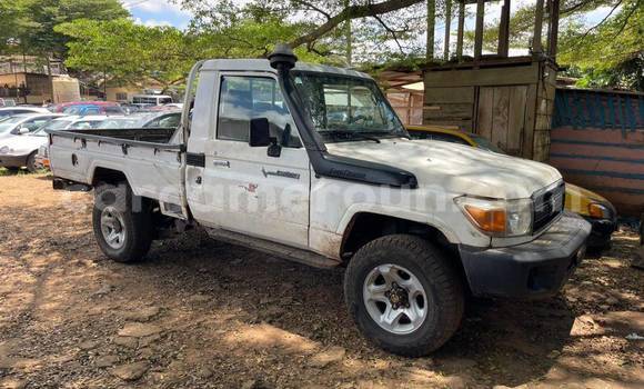 Sayi Na hannu Toyota Land Cruiser White Mota in Douala a Ƙasar Kamaru Sayi Na hannu Toyota Land Cruiser White Mota in Douala a Ƙasar Kamaru